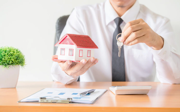 house-key-home-insurance-broker-agent-s-hand-protection_1150-14910